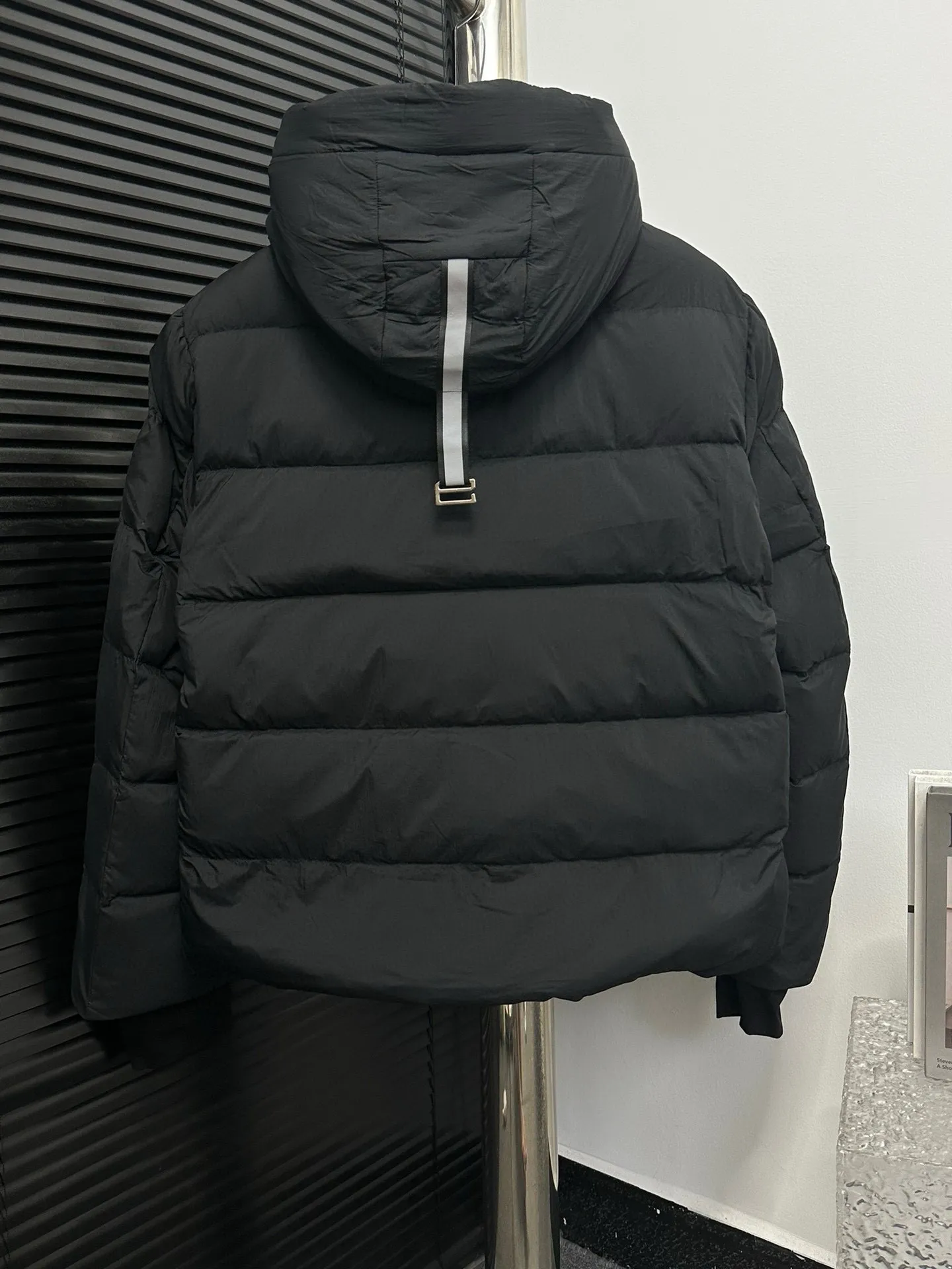 P850 𝘾𝘼𝙉𝘼𝘿𝘼 𝙂𝙊𝙊𝙎𝙀 Canada Goose Ouyang Nana second generation same style hooded couple down jacket! Goose down jacket has always been a popular element of fashion, loved by experts from all walks of life! Fashionable hooded cut, high-end customer-supplied fine goose down, high resilience, smooth zipper, strong and firm. Pockets on both sides can store small items, free your hands, and you can go out without worries. 90% white goose down filling. Black light puff style. Size: XS S M L XL XXL Color: black